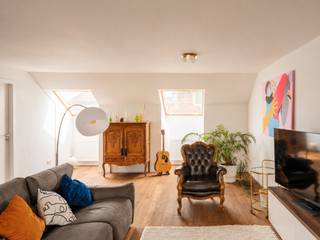 <strong><span>Stijlvol duplex appartement met 2 slaapkamers en terras, centraal gelegen in het bruisende centrum nabij alle belangrijkste straten en pleinen van Gent.</span></strong><br /><br /><span>Bezoekaanvragen via info@carloeggermont.be</span><br /><br /><strong><span>Stijlvol appartement</span></strong><span>, <strong>centraal gelegen</strong> in het bruisende centrum nabij alle belangrijkste straten en pleinen van Gent. Dit stadsappartement is het ideale rustpunt en de ideale uitvalsbasis in het hart van de stad.<br /><br />De residentie met karaktervolle gevel bestaat uit <strong>3 ruime appartementen</strong> en een handelsgelijkvloers. De ontwikkeling spreekt aan door zijn afwerking, <strong>authentieke elementen</strong> en <strong>hedendaags comfort</strong>.<br /><br />Het appartement is gerenoveerd met <strong>extra aandacht voor isolatie, esthetiek en duurzaamheid</strong>. Het beperkte aantal entiteiten zorgt voor de nodige <strong>privacy, een eenvoudig beheer en een lage kostenstructuur</strong>. Het appartement beschikt over <strong>een gunstige energiescore B</strong>.</span><br /><br />We betreden het duplexappartement langs een praktische inkomhal waar zich een apart gastentoilet bevindt. Op dit verdiep vinden we twee slaapkamers waarvan de ene nog voorzien is van een aparte ruimte voor bv. dressing. De tweede slaapkamer geeft ook toegang tot het privatief terras aan de achterzijde.<br /><br />Op de bovenste verdieping vinden we een lichtrijke, open ruimte die voorzien is van een praktische keuken, eetplaats en ruime leefruimte. Als extra is het verdiep nog voorzien van een tweede toilet.<br /><br />Een zolderluik geeft nog plaats aan wat extra bergruimte.<br /><br /><strong>Kortom, de ideale investering door: zijn financieel interessante structuur (lage klein beheer), zijn stijlvolle afwerking en zijn centrale ligging.</strong>