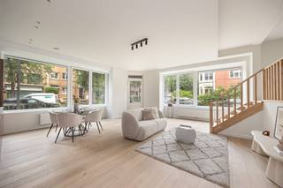 <p><span> </span></p><p><span>Wonen in het gegeerde Pulhof? Dat doe je hier, in dit prachtig gerenoveerde gelijkvloers appartement waar licht, ruimte en kwalitatieve materialen centraal staan. Met drie slaapkamers, twee stijlvolle badkamers, een royale leefruimte met open keuken en het genot van de volledige voortuin heb je hier een pareltje te pakken.  Garage of autostaanplaats optioneel aan te kopen</span></p><p><span> </span></p><p><span>Licht, luxe &amp; comfort</span></p><p><span>Via de ruime inkomhal krijg je meteen een gevoel van rust en elegantie. De hele woning werd strak en kwalitatief afgewerkt, met warme materialen en een tijdloze uitstraling.</span></p><p><span>Vooraan bevindt zich de indrukwekkende leefruimte met open keuken, waar de grote raampartijen zorgen voor een overvloed aan natuurlijk licht. Dankzij de open indeling vloeien zithoek, eetplaats en keuken mooi in elkaar over. De stijlvolle keuken in donker houtfineerlook heeft een strak werkblad en is volledig uitgerust met kwalitatieve toestellen: inductiekookplaat, dampkap, oven, koelkast, diepvries, vaatwasser en spoelbak. Hier kook en leef je in alle comfort.</span></p><p><span>Aansluitend aan de leefruimte bevindt zich nog een gezellige zithoek of bureauplek op split level, met toegang tot het leuke balkon/patio — een fijne plek voor een koffietje of apero.</span></p><p><span> </span></p><p><span>Drie slaapkamers &amp; twee badkamers</span></p><p><span>Het appartement beschikt over drie slaapkamers, allemaal afgewerkt met dezelfde mooie parketvloer en rustige kleuren. De master bedroom achteraan is bijzonder ruim en heeft rechtstreeks toegang tot het tweede terras.</span></p><p><span>Er zijn bovendien twee badkamers aanwezig, allebei afgewerkt met grote beige marmerlooktegels en warme houtaccenten. De grootste badkamer beschikt over een inloopdouche, lavabomeubel en toilet. De tweede badkamer is compact en praktisch ingericht, ideaal voor gasten, kinderen of als extra comfort in een gezinssituatie.</span></p><p><span>Extra handig: in de hal zijn er ingemaakte kasten voorzien én is er plaats voor wasmachine en droogkast.</span></p><p><span> </span></p><p><span>Rustig wonen vlakbij alles</span></p><p><span>Je woont hier in een rustige, residentiële buurt met veel groen en tegelijk vlakbij winkels, scholen en openbaar vervoer. Dankzij de centrale ligging ben je zo in en uit de stad en bereik je vlot de Ring en belangrijke invalswegen. Ook parken, sportfaciliteiten en gezellige buurtadresjes liggen vlakbij. Ideaal voor wie rustig wil wonen zonder in te boeten op bereikbaarheid en levendigheid.</span></p><p><span> </span></p><p><span>Maatregelenregister: in aanvraag</span></p><p><span> </span></p>