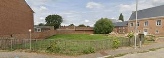 Mooie ruime halfopen bebouwing centraal en mooi gelegen tegenover gemeentehuis te Heers met in het park ook kinderopvang, buurthuis, fitness, bibliotheek, laadpalen,...<br /><br />De bouwgrond maakte deel uit van het Stasseynshuis, een monumentale vierkantshoeve die wordt gerenoveerd. De halfopen bebouwing is geschikt voor een ruime woning met mogelijkheid tot parkeerplaat(sen) vooraan en sluit aan de open zijde van de ommuurde moestuin van het hoofdhuis van de vierkantshoeve, een heel mooi kader.