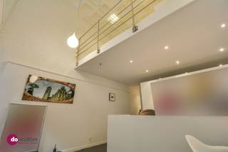 <p><span>Centraal gelegen kantoor- of winkelruimte op de Bruul in Mechelen (optioneel met 1 parkeerplaats)</span></p><p><span> </span></p><p><span>Deze handelsruimte is gelegen in de galerij van het Bruulcenter in het stadscentrum. Met 2 ruime vitrines heb je veel zichtbaarheid!</span></p><p><span> </span></p><p><span>Het gelijkvloers is ideaal voor je kantoor- of winkel. Door de "vide" geniet je van een aangenaam ruimtegevoel. </span></p><p><span>Je beschikt ook over een toilet en een berging. </span></p><p><span> </span></p><p><span>Op de mezzanine is er een extra multifunctionele ruimte, momenteel ingericht als vergaderzaal. </span></p><p><span> </span></p><p><span>In de compacte kitchenette kan heb je alles wat nodig is. Eveneens op dit verdiep een extra bergruimte.</span></p><p><span> </span></p><p><span>Wil je ook je auto kwijt, dan kan je een ondergrondse parkeerplaats in hetzelfde gebouw huren (€115/maand). Makkelijk te bereiken via de Leermarkt.</span></p><p><span> </span></p><p><span>Dankzij de ideale ligging in het midden van het centrum profiteer je van een perfecte bereikbaarheid en zichtbaarheid!</span></p><p><span> </span></p><p><span>Interesse om hier je eigen zaak te starten? Aarzel dan niet om ons te contacteren.</span></p><p><span> </span></p><p><span>015 20 36 00 - <span>info@domoxim.be</span></span></p>