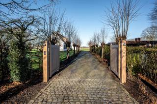 In Sint-Kruis (Bruges)/Damme, this exclusive villa with a special living experience is located on an extensive plot of 2,396 m². This impressive, detached house (approximately 294 m² living area) for sale was renovated with high quality materials (2025, EPC A) and includes 5 bedrooms, 3 bathrooms, office, bright living areas, double (multipurpose) garage and private driveway with automatic gate. At this location, you can enjoy endless, relaxing, rural views and also a smooth connection to Bruges, Knokke, Damme...Layout (approximately 294 m² of living area):Ground floor:- Entrance hall with guest toilet;- inviting living room;- bright dining area;- complete, high-quality kitchen with Miele appliances, cold store, wine fridge, steam oven, Quooker faucet... ;- desk;- practical laundry room with shower;- multipurpose, double garage;- plot (2,396m²) with private driveway, automatic gate, parking for several cars...First floor:- Spacious night hall;- master bedroom with walk-in shower and double washbasin in furniture;- guest room with walk-in shower;- bathroom with bath;- 3 extra bedrooms; - separate toilet