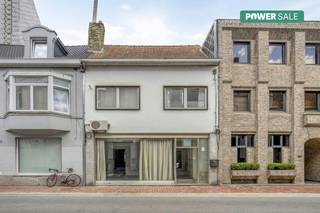 Propriété à rafraîchir avec 208 ? m² de surface habitable, situé dans un emplacement idéal au cœur de Roeselare. En plein cœur de Roeselare, trouvons-nous cette propriété à rafraîchir avec une surface habitable de pas moins de 208 ? m². Grâce à son emplacement extrêmement central, vous pouvez y bénéficier d'une excellente accessibilité, à pied, à vélo et en transports en commun. Les magasins, les restaurants, les écoles et la gare sont accessibles à pied.La propriété offre de nombreuses possibilités. Le rez-de-chaussée est parfait pour l'aménagement d'un espace commercial, d'un cabinet, d'un bureau ou d'une profession libérale. Grâce à sa large façade et à son emplacement dans un quartier animé et très fréquenté, la visibilité commerciale y est garantie.Aux étages supérieurs, vous trouverez un salon spacieux avec différentes options d'ameublement. Avec les travaux de rénovation nécessaires, cette maison peut être transformée en une maison familiale contemporaine avec éventuellement une entrée séparée pour la zone commerciale.En résumé : un investissement intéressant pour ceux qui recherchent une propriété avec un potentiel dans un emplacement privilégié, ou pour ceux qui souhaitent combiner vie et travail en centre-ville.Avantages :208 m² de surface habitableOpportunité commerciale au rez-de-chausséeEmplacement central au cœur de RoeselareDe nombreuses options de remplissage (vivre, travailler, combiner)Bonne visibilité et accessibilité