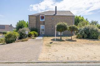 Op een <strong>uitstekende locatie in de gegeerde Duinenlaan te Westende</strong>, op wandelafstand van het strand, bevindt zich deze uitzonderlijk ruime villa op een prachtig perceel van <strong>641 m²</strong>. Met maar liefst 263 m² bewoonbare oppervlakte, een zonnige tuin, drie volwaardige slaapkamers en een royale garage met werkplaats biedt deze eigendom een unieke combinatie van <strong>ruimte, comfort en kustbeleving.</strong><br /><br />De villa verwelkomt u via een ruime inkomhal met gastentoilet en leidt vervolgens naar de <strong>lichtrijke</strong> <strong>leefruimte</strong>, waar grote raampartijen zorgen voor een overvloed aan natuurlijk licht en een aangenaam zicht op de tuin. De sfeervolle houtkachel geeft het geheel extra warmte en karakter. Aansluitend bevindt zich de eetkamer, gevolgd door een ruime keuken met zicht op het groen.<br /><br />Vanuit de leefruimtes geniet u van een mooie verbinding met het <strong>ruime terras en de zonnige tuin</strong>. Dankzij het royale perceel vormt deze buitenruimte een heerlijke plek om in alle rust van het buitenleven te genieten, op amper enkele minuten wandelen van zee.<br /><br /><strong>Indeling:</strong><br /><br />Gelijkvloers<strong>:</strong>
<ul>
<li>Ruime inkomhal;</li>
<li>Gastentoilet;</li>
<li><strong>Lichtovergoten leefruimte met grote raampartijen en houtkachel;</strong></li>
<li>Aansluitende eetkamer;</li>
<li>Ruime keuken met zicht op de tuin;</li>
<li>Groot terras met aansluitend de zonnige tuin.</li>
</ul>
Eerste verdieping
<ul>
<li>Nachthal;</li>
<li><strong>Drie ruime slaapkamers;</strong></li>
<li>Badkamer met bad en douche;</li>
<li>Apart toilet;</li>
<li>Praktische berging.</li>
</ul>
Kelderverdieping
<ul>
<li>Ruime berging;</li>
<li><strong>Grote garage met aansluitende werkplaats</strong>, ideaal voor meerdere praktische doeleinden en extra opslagruimte.</li>
</ul>
<br /><strong>Troeven</strong>
<ul>
<li><strong>Perceeloppervlakte van 641 m²;</strong></li>
<li>Maar liefst <strong>263 m² bewoonbare oppervlakte;</strong></li>
<li><strong>EPC-label C;</strong></li>
<li>Drie ruime slaapkamers;</li>
<li>Zonnige tuin en ruim terras;</li>
<li>Grote garage met aansluitende werkplaats;</li>
<li>Gelegen in een<strong> rustige en gegeerde woonomgeving in Westende;</strong></li>
<li><strong>Op wandelafstand van het strand en de zee</strong>;</li>
<li>Nabij het centrum en diverse voorzieningen.</li>
</ul>
<br />Een eigendom die uitblinkt door haar <strong>royale volumes, aantrekkelijke perceeloppervlakte en uitzonderlijke ligging nabij zee</strong>. De ideale woning voor wie op zoek is naar ruimte en rust op een van de meest aangename residentiële locaties van Westende.<br />