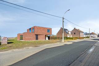 Verscholen in het groene en gegeerde Zepperen, deelgemeente van Sint-Truiden, staat deze imposante villa op een ruim dubbelperceel van 11 are 71 centiare eventueel met achterliggende weide van 31 a 20 ca (VP 25.000,00 euro), totaal <strong>42 a 92 ca.</strong> Het brede perceel ademt ruimte: open zichtlijnen, veel natuurlijk licht en een tuin met een eigen karakter. <br /><br />De woning wordt casco aangeboden, een kans die steeds zeldzamer wordt op de huidige markt. U kiest zelf de interieurafwerking, zonder de lange wachttijden en onzekerheden van een klassiek nieuwbouwproject. De basis staat er al degelijk: een warmtepomp, een volledig domoticasysteem en een voorontwerp voor het EPB-certificaat. Enkele gerichte aanvullingen volstaan om het dossier volledig te maken.<br /><br />Omtrent de indeling is grondig nagedacht. De woning telt vier volwaardige slaapkamers en twee badkamers. Opvallend is de slaapkamer op het gelijkvloers met aangrenzende badkamer en apart toilet, ideaal voor wie drempelvrij wil wonen, een praktijkruimte aan huis overweegt of oudere familieleden wil opvangen. Een bijkomende kamer, in de plannen ontworpen als speelruimte, laat zich moeiteloos ombouwen tot vijfde slaapkamer, bureau of atelier.<br /><br />De tuin biedt meer dan groen alleen. Een sfeervol poolhouse nodigt uit tot ontspanning en gezelligheid, en vormt de perfecte schakel tussen binnen en buiten.<br /><br />Wie droomt van een ruime, moderne villa in een groene omgeving en die villa ook echt naar eigen hand wil zetten, vindt hier een buitengewone kans.<br /><br /><em>Let wel het betreft een verkoop onder het BTW-stelsel (21%) en er zijn geen registratierechten voor de woning op en met grond, de achterliggende landbouwgrond kan wel gekocht worden onder registratierecht ad 12%!</em><br /><br />Neem contact op met ons kantoor voor meer informatie of een bezoek ter plaatse.