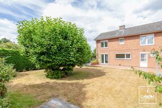 Deze te renoveren woning beschikt over <strong>vier slaapkamers</strong>, een <strong>ruime zonnige tuin</strong> en een <strong>rustige ligging</strong> in een heel aangename woonwijk te Drongen.<br /><br />Via de inkomhal kom je in de <strong>lichtrijke leefruimte</strong> met aansluitend de keuken. Verder zijn er ook nog de inpandige <strong>garage </strong>en een praktische berging met toilet en een aansluiting voor een wasmachine. Zowel vanuit de keuken als de leefruimte heb je toegang tot de bijzonder aangename en <strong>Zuidgerichte tuin</strong>.<br /> <br />Op de eerste verdieping bevinden zich <strong>vier volwaardige slaapkamers</strong> en de badkamer. De badkamer is momenteel eerder beperkt in oppervlakte. Afhankelijk van de woonwensen en eventuele verbouwplannen kan ervoor gekozen worden om een slaapkamer op te offeren om zo ruimte te creëren voor een ruime, comfortabele badkamer. <br /><br />Ook de ligging is een belangrijke troef. De woning bevindt zich in een rustige doodlopende woonwijk, <strong>omgeven door groen</strong> in de nabijheid van De Campagne en de Vinderhoutse Bossen.<br /><br />Interesse in deze ruime woning met veel potentieel gelegen op een toplocatie?<strong> Contacteer Gijs</strong> via gijs@convas.be of 0492 84 48 24 (telefonisch of via Whatsapp)<br />