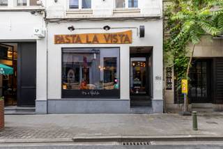 Unieke kans op een van de meest gegeerde handelslocaties van Gent: de Nederkouter, de drukste horecastraat in het stadscentrum.<br /><br />Dit volledig uitgeruste horecapand werd meer dan 10 jaar succesvol uitgebaat als Pasta La Vista en beschikt over een vaste, trouwe klantenkring en een uitstekende online reputatie (4,3/5 op basis van 365 Google-recensies). De zaak is gekend voor haar gezellige atmosfeer, toegankelijke prijzen en vriendelijke bediening.<br /><br /><strong>Het pand biedt:</strong>
<ul>
<li>30 zitplaatsen binnen + 15 terrasplaatsen (45 couverts totaal)</li>
<li>Na afronding van de lopende straatwerken: terras aan de voorzijde en volledig openende ramen</li>
<li>Een professioneel ingerichte keuken (inboedel optioneel over te nemen)</li>
<li>Een private buitenruimte achteraan, ideaal voor stockage en bevoorrading</li>
<li>Volledig vrij van brouwer – maximale vrijheid in drank- en conceptkeuze</li>
<li>Flexibel concept: De indeling en uitrusting lenen zich uitstekend voor een restaurant, brasserie, take-away, pop-up of een volledig nieuw horecaconcept.</li>
</ul>
<br />Vraagprijs handelspand: € 385.000<br />Handelsfonds (cliënteel, materiaal, uitrusting, eventuele voorraden): op aanvraag<br />EPC en asbestcertificaat zijn momenteel in opmaak en worden tijdig voor de compromis aangeleverd.<br />Bezoeken uitsluitend op afspraak. Neem vandaag nog contact op.