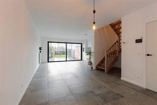 <p><strong>Gerenoveerde woning </strong>met 3 slaapkamers, 2 badkamers en een bewoonbare oppervlakte van 171m². Woning bevat een privatieve en zonnige, ruime tuin op een <strong>topligging</strong> te Schilde! Gelijkvloers: inkomhal met apart gastentoilet, voorzien van handenwasser. Woonkamer van 32m² op tegelvloer met een<strong> open en volledig geïnstalleerde keuken</strong> met toegang tot de <strong>zuidgerichte tuin.</strong> De keuken is voorzien van een ingebouwde koelkast, diepvriezer, dubbele spoelbak, inductiekookplaat met dampkap, combi-microgolfoven en vaatwasser. Op de eerste verdieping bevinden zich <strong>twee ruime slaapkamers van 17m² en 15m²</strong>, beide op keramische parkettegel. De badkamer van 9m² op tegelvloer is uitgerust met een inloopdouche, ligbad en dubbel lavabomeubel. Daarnaast bevindt er zich nog een apart toilet in de nachthal. De tweede verdieping beschikt nog over een <strong>ruime slaapkamer van 17m² </strong>met <strong>ensuite badkamer van 12m²</strong> voorzien van douche, dubbel lavabomeubel, toilet en aansluiting wasmachine/droogkast. In de tuin bevindt zich een betegeld terras van 30m² en is er nog een doorgang naar de straatkant via een gemeenschappelijke gang (zeer praktisch voor bijvoorbeeld fietsen of om vuilbakken te verplaatsen).</p><p>Extra:<br />- EPC: 154 KwH/m² (B-label)<br />- Watertoets: perceelscore A, gebouwscore A. <br />- Stedenbouwkundige informatie in aanvraag<br />- Maatregelenregister in aanvraag</p><p>Nabij school, winkels, autosnelweg, openbaar vervoer, etc. Voor meer info ga naar www.coenenvastgoed.be of bel 03/375.82.92</p>