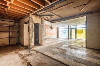 Ce bâtiment commercial polyvalent a une superficie construite d'environ 80 mètres carrés au rez-de-chaussée.Un escalier fixe mène au premier étage,...