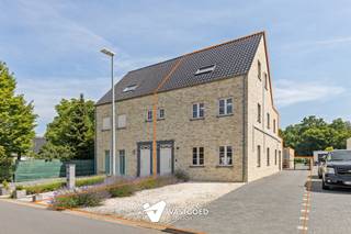 <p><span>Moderne en energiezuinige kangoeroewoning op unieke locatie in Mol-Rauw</span></p><p><span> </span></p><p><span>Belangrijkste troeven:</span></p><p><span>Recente woning (bouwjaar 2020)</span></p><p><span>Energiezuinige kangoeroewoning met EPC 65 en 75 kWh/m²</span></p><p><span>30 zonnepanelen en vloerverwarming</span></p><p><span>Driedubbele beglazing en automatische rolluiken</span></p><p><span>Volledig rolstoelvriendelijk met extra brede deuren</span></p><p><span>Aparte praktijk-, bureau- of hobbyruimte mogelijk</span></p><p><span>Tuinkamer/kantoor van ca. 50 m² met eigen keuken en sanitair</span></p><p><span>Garage, berging en laadpaal aanwezig</span></p><p><span>Rustige en groene ligging nabij de meren van Mol-Rauw</span></p><p><span> </span></p><p><span>Moderne woning combineert comfortabel wonen met tal van mogelijkheden.</span></p><p><span>Deze energiezuinige kangoeroewoning combineert comfortabel wonen met maximale flexibiliteit. Dankzij de praktische indeling is de woning perfect geschikt voor zorgwonen, een praktijk aan huis of wonen en werken. </span></p><p><span>De groene tuin en de volledig ingerichte tuinkamer van ca. 50 m² vormen daarbij een absolute meerwaarde.</span></p><p><span> </span></p><p><span>Bekijk zeker ook de 3D virtuele rondleiding en de grondplannen met afmetingen. Zo krijgt u van thuis uit al een perfect beeld van wat deze unieke eigendom te bieden heeft.</span></p><p><span>Wenst u meer info of een vrijblijvende bezichtiging, contacteer dan ons kantoor op het nummer 014 39 99 99 en wij helpen u graag verder.</span></p>