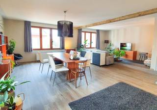 <p><span>Luxueus appartement met lift in het centrum van Halle vlakbij parking.</span></p><p><span>Indeling: inkomhal, zeer ruime en lichtrijke woonkamer (57m²) met open super-ingerichte keuken en ontbijthoek. </span></p><p><span>wc, vestiaire, berging, nachthal, kamer met dressing en ruime badkamer.</span></p><p><span>Ruim terras en gemeenschappelijke fietsenberging.</span></p><p><span>Lasten gemene delen = 55€ (lift, onderhoud, verlichting)</span></p><p><span>Gelegen vlakbij het station, winkelcentrum en zeer ruime parking !</span></p><p><span>Geschikt voor max 2 personen.</span></p><p><span> </span></p>