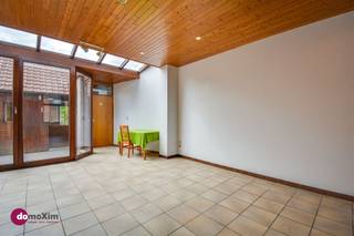 <p><span>Instapklare woning met 2 slaapkamers in Boortmeerbeek</span></p><p><span> </span></p><p><span>Deze woning is centraal gelegen op de verbindingsweg tussen Leuven en Mechelen met scholen, openbaar vervoer en diverse winkels in buurt. Met de ZW-gerichte tuin heb je al meteen al een troef in handen. </span></p><p><span> </span></p><p><span>Via de inkomhal kom je in de woonkamer met aansluitend de volledig vernieuwde keuken. De woonkamer heeft uitzicht op een kleine, aangename patio. Je beschikt op het gelijkvloers nog over een apart toilet.</span></p><p><span> </span></p><p><span>De trap brengt je naar de eerste verdieping met twee slaapkamers & de badkamer. De badkamer is uitgerust met een wastafel, toilet & combinatie bad/douche. De zolder is makkelijk toegankelijk en is ideaal voor extra bergruimte. Ook de kelder kan gebruikt worden als extra opbergruimte. </span></p><p><span> </span></p><p><span>Via de patio achteraan kom je in de ruime wasruimte dewelke uitgeeft op de tuin.</span></p><p><span> </span></p><p><span>Zin om van deze woning jouw nieuwe thuis te maken? Neem vandaag nog contact met ons op voor een bezoek!</span></p><p><span> </span></p><p><span>015 20 36 00 - <span>info@domoxim.be</span></span><span> </span></p><p><span> </span></p><p><span>domoXim. Waar dromen thuis komen!</span></p><p><span> </span></p><p><span>Ook de waarde van je </span><span>eigen </span><span>woning kennen? Wij geven je graag advies.</span></p>