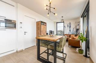 <h3><span>Luxueus wonen op een toplocatie in Groenzuid Hoboken.</span></h3><p><span>Welkom in dit stijlvolle en luxueuze 1-slaapkamerappartement in het gegeerde Groenzuid Hoboken. Hier woont u in een groene, rustige omgeving waar hedendaags wooncomfort perfect samengaat met een uitstekende bereikbaarheid.</span></p><p><span>Dankzij de vlotte verbindingen met het centrum van Antwerpen, de Ring en het openbaar vervoer bent u steeds snel op uw bestemming. Tegelijk geniet u dagelijks van de nabijheid van uitgestrekte parken, wandel- en fietspaden en tal van buurtvoorzieningen, waardoor Groenzuid een ideale plek is om tot rust te komen én actief te leven.</span></p><p><span>Een unieke woonkans voor wie op zoek is naar kwaliteit, comfort en een uitzonderlijke ligging.</span></p><p><span> </span></p><h2><span>Indeling</span></h2><ul><li><span>Centrale inkomhal met toegang tot alle ruimtes.</span></li><li><span>Ruime slaapkamer van 12,5 m² afgewerkt met een stijlvolle doorlopende parkettegel.</span></li><li><span>Volledig betegelde badkamer met inloopdouche, lavabo, toilet en handdoekdroger.</span></li><li><span>Praktische berging met extra opbergruimte en aansluiting voor wasmachine en droogkast.</span></li><li><span>Lichtrijke leefruimte met grote raampartijen en een open keuken.</span></li><li><span>Moderne, volledig uitgeruste open keuken voorzien van alle hedendaags comfort.</span></li><li><span>Zonnig terras van 17 m² met een prachtig uitzicht op de verzorgde binnentuin.</span></li></ul><h2><span>Extra troeven</span></h2><ul><li><span>Ondergrondse autostaanplaats en privatieve kelderberging verplicht mee aan te kopen voor €15.000.</span></li><li><span>Fietsenstalling voorzien</span></li><li><span>EPC A: energiezuinig wonen met een laag energieverbruik.</span></li><li><span>Vaste kosten: €130/maand (incl. blokpolis, onderhoud en verbruik gemeenschap, syndicuskosten)</span></li></ul><p><span> </span></p><p><span> </span></p>