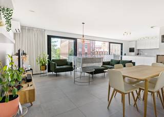 Op deze uitstekende locatie in het centrum van Onze-Lieve-Vrouw-Waver bevindt zich deze energiezuinige penthouse met twee slaapkamers en westgericht terras in een recent appartementsgebouw. U geniet hier van een uitstekende bereikbaarheid, op wandelafstand van winkels, horeca, scholen en het openbaar vervoer.<br /><br />Benieuwd naar deze prachtige penthouse? Klik hier voor een virtuele tour.<br /><br />Dit moderne appartement is gelegen op de derde verdieping van een kleinschalig gebouw. Er is een lift aanwezig die rechtstreeks tot in de leefruimte komt. Indien u de trap neemt, komt u binnen via de inkomhal met apart gastentoilet. De lichtrijke leefruimte, voorzien van airco, kan u inrichten met een gezellige zithoek en eetplaats. De open keuken is mooi geïntegreerd in het geheel en is voorzien van de meest kwalitatieve toestellen. Vanuit de leefruimte heeft u een prachtig zicht op de unieke gebouwen van het Sint-Ursula Instituut. Op het westgericht terras kan u steeds in alle rust en privacy genieten van het mooie weer. Zowel via de leefruimte als de keuken komen we bij de 2 slaapkamers alsook de badkamer, uitgerust met lavabo en douche. In deze ruimtes heeft u een prachtig zicht op de kerktoren van Onze-Lieve-Vrouw-Waver. De kerkklokken luiden niet doorheen de nacht om de nachtrust van de buurt te bewaken. Het appartement beschikt tenslotte over een ondergrondse parkeerplaats en kelderberging.<br /><br />Dit is een uitstekende opportuniteit als u op zoek bent naar een recente penthouse met 2 slaapkamers en ruim terras, voorzien van alle comfort. Contacteer ons voor meer informatie op 0472 82 80 66 of neem een kijkje op www.boonstravastgoed.be.<br /><br />Bijzonderheden:<br />- EPC score A<br />- Centrale ligging<br />- Rechtstreekse toegang met lift