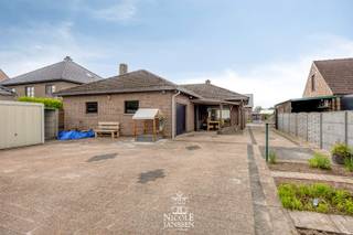 Deze verzorgde gezinswoning biedt het comfort van volledig gelijkvloers wonen en is instapklaar. <br />Enkele troeven: conforme elektrische installatie, geïsoleerde zoldervloer, nieuwe toiletten, ...<br />Kort samengevat: een aangename woning waar comfort, onderhoudsgemak en praktisch wonen centraal staan.<br /><br />=> Ligging<br />De Pastoor Langensstraat is gelegen in het gezellige Kaulille, een rustige deelgemeente van Bocholt. Je woont hier in een groene, kindvriendelijke omgeving met winkels, scholen en andere voorzieningen binnen handbereik. <br />Een ideale locatie voor wie comfortabel wil wonen in een rustige landelijke setting.<br /><br />=> Gelijkvloers<br />- Verzorgde frisse inkomhal<br />- Volledig betegeld apart gastentoilet met handwasser<br />- Gezellige leefruimte met veel lichtinval<br />- Eetkamer met zicht op de tuin<br />- Eethoek bij de keuken<br />- Keuken voorzien van kookplaat, afzuigkap, oven, koelkast en spoelbak<br />- Drie ruimte slaapkamers <br />- Volledig betegelde badkamer met ligbad, inloopdouche, toilet en enkele wastafel<br /><br />=> Tuin<br />- Gezellig overdekt en betegeld terras<br />- Inpandige garage via beklinkerde inrit<br />- Onderhoudsvriendelijke tuin<br />- Volledig omheind perceel<br /><br />=> Indeling<br />-- Gelijkvloers: inkomhal, toilet, leefruimte, keuken, berging, drie slaapkamers, badkamer en inpandige garage;<br />-- Zolder;<br />-- Kruipkelder.
