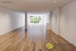 Dit handelspand, momenteel ingericht als horecazaak, bevindt zich op één van de commerciële toplocaties in Geraardsbergen. <br />De huidige indeling omvat een verbruikszaal voor min. 50 personen, keuken, afzonderlijke toiletten (M/V) , bergruimte. De zaak is stijlvol ingericht ( o.a parket vloeren, ..) en voorzien van de nodige faciliteiten (ventilatie met impulsiesysteem, vloerverwarming, ..)<br />Aan de oever van de Dender beschikt deze zaak ook over gezellig aangelegd terras in hardhout (in huur). <br /><br />Dit pand komt in aanmerking voor zowel horeca (de zaak is vrij van brouwer) , kantoorruimte , retail, vrij beroep... <br />Lage algemene (syndicus)kosten, o.a. geen gemeenschappelijk kosten in bv. onderhoud van de lift. <br /><br />Zowel toeristisch als commercieel is dit één van de top-locaties van Geraardsbergen : <br />- op de fiets/wandel verbindingsweg tussen Geraardsbergen en het provinciaal "domein de Gavers"<br />- op 2 km van de Markt van Geraardsbergen en aansluitend de Muur<br />- 3 scholen, nieuwe bibliotheek, ... binnen een straal van 500m <br />- veel bushaltes in de buurt <br />- ruime parkeermogelijkheden in de buurt<br /><br />Ook voor investeerders is dit een opportuniteit. Dit instapklaar handelspand is gegeerd bij kandidaat huurders gezien de goede staat en ligging. <br />Contacteer ons voor meer info (bijkomende foto's, plannen, stedenbouwkundige attesten, ....) , een bezoek , ... op 0475 36 12 52 of mail : pieter@cornelis-partners.be