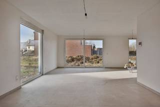 <p>In een rustige straat in Mazenzele, en vlakbij de verbindingsweg richting Asse-Brussel en Dendermonde, wordt deze kwalitatieve en energiezuinige open bebouwing gebouwd op een perceel van 554 m².</p>
<p>U heeft een vlotte bereikbaarheid naar winkels, scholen en openbaar vervoer. Ook de nieuwe fietssnelweg richting centrum Brussel ligt nabij. Kortom een perfecte bereikbaarheid met auto, fiets of trein. De woning wordt kwalitatief afgewerkt met speciale aandacht voor duurzame CO2-neutrale en energiezuinige technieken.<br />Deze ruime gezinswoning van 245m² bebouwde opp. is praktisch ingedeeld: Op het gelijkvloers vind je een inkomhal, apart toilet, vestiaire, ruime leef-/eetruimte met open keuken, berging en een zeer ruime inpandige garage. Aansluitend aan de leefruimte heeft u een mooie tuin waar u kan genieten van de rust en de buitenlucht.<br />Op de eerste verdieping vinden we 4 slaapkamers, 1 grote badkamer met douche en ligbad, een 2e badkamer met douchecel en een apart toilet.<br />Op de zolderverdieping is er een mooie en ruime geïsoleerde opbergruimte van 40m².Deze woning is voorzien van vooruitstrevende technieken zoals centrale verwarming dmv. warmtepomp, vloerverwarming op beide verdiepen, ventilatiesysteem type D, zonnepanelen,.. etc.. zodat u een duurzame, energievriendelijke en CO2 neutrale woning met een E-peil kleiner dan 20 verkrijgt.<br />Als koper beschikt u over uw eigen persoonlijke materiaalkeuzes en afwerking van keuken, bevloeringen, badkamer,.. enz. volgens uw wensen en smaak.<br />Bezoek op afspraak onze inspiratiewoning.Voor meer info: info@vanhoutven.be – 09 280 78 33</p>