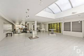 Deze uitzonderlijke eigendom, jarenlang bekend als Interieur Seys, combineert een zeer ruime handelsruimte, een comfortabele woonst en een...