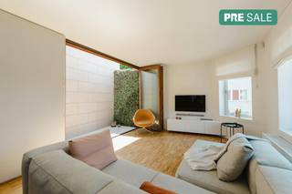 Betreed dit duplex penthouse (151m²) via de privé-inkom op de 1e verdieping. De volledige 2e verdieping is open ingericht: woonkamer met...