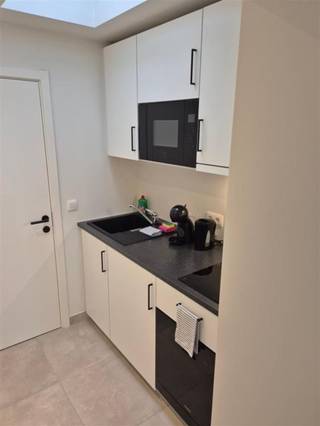 <p><span>Kattenbleekstraat combine une situation centrale avec le calme d'un cul-de-sac. Le thème blanc/noir se poursuit dans toute la maison : de l'enduit décoratif blanc et des fenêtres noires de la façade avant aux murs blancs et aux accents noirs à l'intérieur de la maison. Les matériaux utilisés témoignent d'une rénovation de qualité (2025) : aluminium avec triple vitrage, appareils de cuisine Electrolux et Siemens, 2 toilettes suspendues séparées, spots LED au plafond, 2 unités de climatisation avec technologie de pompe à chaleur, etc. Au rez-de-chaussée, la structure ouverte et les hauts plafonds créent une atmosphère chaleureuse. La cuisine ouverte avec puits de lumière comprend une plaque de cuisson à induction, un four à micro-ondes, un lave-vaisselle et un réfrigérateur. Les escaliers d'étage avec leurs marches en bois sur une structure métallique accentuent encore l'aspect ouvert des deux étages, chacun abritant une chambre à coucher (revêtement de sol en PVC résistant à l'eau). La salle de bains, bien ventilée, dispose d'une cabine de douche (fonction pluie) avec paroi en verre et d'un meuble lavabo avec armoire de toilette. En termes d'espace de stockage, nous avons repéré un local de stockage au rez-de-chaussée et un local de stockage technique (</span><span><sup>2ème</sup></span><span> étage), contenant la chaudière électrique. L'électricité, les techniques et les égouts ont également été remplacés. Le Mobiscore officiel presque parfait de 9,6 sur 10 prouve que l'on peut parfaitement vivre ici sans voiture si on le souhaite. La Kattenbleekstraat s'appelait autrefois “</span> Kattenstrate<span>”,</span><span> mais porte</span><span> son nom actuel</span><span> depuis le</span><span><sup>14e</sup></span><span> siècle. On y faisait probablement sécher ou blanchir le linge au soleil.</span></p><p><span> </span></p>