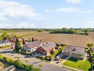- Instapklare, verzorgde villa in de Breugheldreef 1 in Ieper- Rustige ligging in de Kunstenaarswijk, vlakbij het centrum- Lichtrijke leefruimte met...