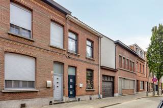 <p><span>Instapklare woning met 3 slaapkamers en tuin op een toplocatie in Hoboken.</span></p><p><span> </span></p><p><span>Op zoek naar een kwalitatieve, instapklare woning met 3 slaapkamers en een uitstekende bereikbaarheid? Deze charmante en verrassend brede gezinswoning aan de Elststraat 18 in Hoboken staat klaar voor haar nieuwe eigenaars. Met een indrukwekkende gevelbreedte geniet u hier van een uniek ruimtelijk gevoel en een fantastische lichtinval.</span></p><p><span>Grootste troeven:</span></p><p><span>Volledig instapklaar: Verhuizen zonder verbouwingszorgen.</span></p><p><span>3 Slaapkamers + zolder: Drie volwaardige kamers en een ruime zolder met tal van mogelijkheden (extra kamer, hobbyruimte of bureau).</span></p><p><span>Zonnige stadstuin: Een perfect georiënteerde buitenruimte van 50 m² om heerlijk te ontspannen.</span></p><p><span>Toplocatie: Gelegen in een rustige, residentiële straat doch vlakbij winkels, scholen en openbaar vervoer richting Antwerpen-centrum.</span></p><p><span>Conform elektrisch rapport</span></p><p><span>Indeling van de woning:<br />U komt binnen via de uitnodigende inkomhal die toegang biedt tot de royale en lichtrijke living. Dankzij de unieke breedte van het pand laat de leefruimte zich vlot en flexibel inrichten met een gezellige zithoek en een ruime eetplaats. De aansluitende, volledig geïnstalleerde keuken is voorzien van alle comfort. Grote raampartijen openen hier naar de gezellige stadstuin van 50 m²de ideale, onderhoudsvriendelijke plek voor zomerse barbecues en ontspanning.</span></p><p><span>Op de bovenverdieping bevinden zich 3 volwaardige, comfortabele slaapkamers en de nette badkamer. Een vaste trap leidt naar de grote zolderverdieping, die u naar eigen wens nog kunt inrichten als master bedroom, extra opbergruimte of een rustige thuiswerkplek. Met een gunstige EPC-score van 330 kWh/m² (Label D, dus géén renovatieverplichting!) bent u verzekerd van een solide, energie-efficiënte basis.</span></p><p><span>Kortom: een unieke kans op de Hobokense vastgoedmarkt voor gezinnen die comfort zoeken!</span></p><p><span> </span></p><p><span> </span></p><p><span> </span></p>