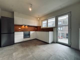 Dit gerenoveerde appartement is gelegen op de eerste verdieping, nabij het centrum van Nieuwkerken-Waas. Er is een privatieve parkeerplaats...