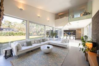 Exclusief wonen in het groen: moderne, energiezuinige bosvilla op 1.500 m2.Absolute privacy, hoogwaardige afwerking en energetisch 100%...