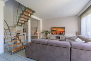 <p>Ruime duplex appartement met twee slaapkamers, terras en tuin. <br />Rustig gelegen aan de achterzijde van een recent en wel-onderhouden gebouw.<br /><br />Met slechts 4 appartement en het bouwjaar 1998 is dit ruim appartement uiterst geschikt als investering met stabiele huuropbrengst of voor eigen bewoning.</p><p>De leefruimte op niveau van het terras en de tuin is voorzien van een geinstalleerde en ruime keuken. Naast de keuken is een praktische bergplaats/washoek voorzien.</p><p>Op de verdieping zijn twee slaapkamers (12m² - 8m²) met zicht op de tuin en één badkamer met douche in het ligbad. </p><p>Het appartement is praktisch ingedeeld en is volledig gelegen aan de achterzijde van het gebouw. </p><p></p><p>Voorts is er een apart toilet voorzien, degelijke aluminium raamprofielen, een recente condenserende aardgasketel en zal de elektrische installatie conform AREI afgeleverd worden. </p><p></p><p>Bovendien geniet de koper de mogelijkheid een dubbele garage (24m²), vooraan het gebouw, mee aan te kopen voor de prijs van 35.000 euro.<br /><br />Het appartement is op heden stabiel verhuurd aan 930 euro per maand excl. bijdrage aan de maandelijkse lasten door de huurder.</p><p></p><p>EPC 282 kWh/m² jaar</p><p>Klasse F</p>