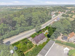 <p><strong>&amp;#127807; TE KOOP: Vrijstaande villa met 4 slpk, garage en ruime tuin in Heuvelland</strong></p>

<p>Midden in het groen, op een bijzondere en private locatie op de Rodeberg in Heuvelland, bevindt zich deze ruime open bebouwing uit 1992. </p>

<h3>&amp;#127969; Indeling</h3>

<p><strong>Gelijkvloers</strong></p>

<ul><li>
	<p>Inkomhal met apart toilet en toegang tot de droge kelder</p>
	</li><li>
	<p>Lichtrijke woonkamer</p>
	</li><li>
	<p>Functionele keuken</p>
	</li><li>
	<p>Gelijkvloerse slaapkamer, bureau of hobbyruimte</p>
	</li><li>
	<p>Badkamer met dubbele lavabo, douche en toilet</p>
	</li><li>
	<p>Grote garage met extra bergruimte</p>
	</li></ul>

<p><strong>Verdieping</strong></p>

<ul><li>
	<p>Drie ruime slaapkamers</p>
	</li></ul>

<h3>✨ Troeven</h3>

<ul><li>
	<p>Idyllische ligging op de Rodeberg in Heuvelland</p>
	</li><li>
	<p>Vier volwaardige slaapkamers (waarvan 1 op het gelijkvloers)</p>
	</li><li>
	<p>Grote garage en droge kelder</p>
	</li><li>
	<p>Twee regenwaterputten van elk 10.000 liter</p>
	</li><li>
	<p>Elektriciteit conform</p>
	</li><li>
	<p>Asbestveilig</p>
	</li><li>
	<p>EPC-label C</p>
	</li></ul>

<h3><strong>Opportuniteit: optionele bijkomende aankoopmogelijkheid</strong></h3>

<p>Er bestaat de mogelijkheid om een aanpalend perceel bouwgrond van 745 m² bij aan te kopen. Op dit perceel mag tot 338 m² bebouwd worden, wat interessante mogelijkheden biedt voor de realisatie van een vakantiewoning, tweede verblijf of toeristische uitbating op deze unieke locatie in Heuvelland.</p>

<p>Een uitzonderlijke opportuniteit voor wie op zoek is naar ruim en rustig wonen op één van de mooiste locaties van Heuvelland.</p>

<p>&amp;#128222; Neem vandaag nog contact op met je ERA-makelaar voor meer informatie of een bezoek.</p>

<p><strong>JOUW DROOMHUIS. ZO GEVONDEN!</strong></p>
