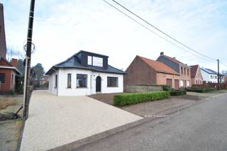 Volledig gerenoveerde woning met 3 ruime slaapkamers op een perceel van 620m² nabij het centrum van Tielen. De woning is volledig...