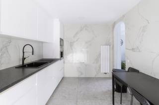 Op zoek naar een appartement in een verzorgd gebouw met een groen uitzicht?Dan is dit appartement op de derde verdieping beslist iets voor jou. Het...