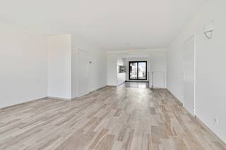 Dit instapklaar appartement is vernieuwd in 2020 en is gelegen pal in het centrum van Retie.<br />Het is gelegen op de eerste verdieping en is recent volledig opnieuw geschilderd.<br /><br />Langs de traphal komen we binnen in de ruime woonkamer met een zit-en eetplaats.<br />Aansluitend bevindt zich de nieuw ingerichte keuken.<br />Via de keuken is er een toegang tot het groot zuidgericht terras (28 m²)<br /><br />De nachthal geeft toegang tot het gastentoilet, een wasplaats, de badkamer die voorzien is van een inloopdouche en lavabo. Vervolgens is er een ruime slaapkamer die aan de achterzijde van het appartement is gelegen.<br />Tevens bevindt er zich nog een slaapkamer aan de voorzijde van het appartement.<br />Achteraan het appartementsgebouw ligt een afgesloten garage welke inbegrepen is.<br /><br />Dit appartement is omwille van de gunstige ligging en lage maandelijkse kosten ook geschikt voor investeerders.<br /><br />Bijzonderheden :<br /><br />Vernieuwd<br />Instapklaar<br />Ruim terras<br />Midden in het centrum