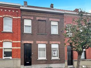 RIJWONING MET INKOMHALL; LIVING MET GASHAARD; INGERICHTE KEUKEN MET AFWASBAK, KOOKFORNUIS OP GAS, OVEN, FRIGO EN DIEPVRIES; AFZONDERLIJK...