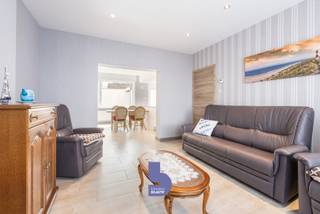 Bent u op zoek naar een instapklare, ruime gezinswoning met een zonnige buitenruimte? Dan is deze volledig gerenoveerde woning in een rustige en kindvriendelijke buurt van Oostende beslist een bezoek waard.<br /><br />Deze verzorgde woning werd in 2018 grondig gerenoveerd en combineert hedendaags wooncomfort met een praktische indeling. Dankzij de centrale ligging bevinden winkels, scholen, openbaar vervoer, horeca en sportfaciliteiten zich allemaal op wandelafstand.<br /><br />Via de inkomhal betreedt u de gezellige en lichtrijke leefruimte, die naadloos overgaat in de moderne open keuken. Deze is volledig uitgerust met kwalitatieve toestellen, waaronder een inductiekookplaat, vaatwasser, ingebouwde koelkast, diepvries en combi-oven. Vanuit de keuken heeft u rechtstreeks toegang tot de zuidgerichte koer, een heerlijke plek om te genieten van de zon. Achteraan bevindt zich bovendien een praktische berging, ideaal voor fietsen en tuin- of terrasmateriaal.<br /><br />Op de eerste verdieping bevinden zich twee ruime slaapkamers en een stijlvolle, volledig vernieuwde badkamer met inloopdouche, wastafel met spiegelkast, hangtoilet en extra bergruimte.<br /><br />De tweede verdieping biedt nog twee volwaardige slaapkamers, bereikbaar via een vaste trap. Eén kamer beschikt over ingebouwde kasten, terwijl de andere voorzien is van een wastafel met warm en koud water. Daarnaast is er nog een praktische bergzolder.<br /><br />Ook technisch scoort deze woning uitstekend. Zo beschikt ze over een gunstig EPC B, conforme elektriciteit, een recente condensatieketel op aardgas en rolluiken aan alle ramen.<br /><br />Kortom, een verrassend ruime, instapklare gezinswoning met vier slaapkamers, een zonnige koer en een uitstekende ligging in Oostende. Ideaal voor wie zonder zorgen wil verhuizen.