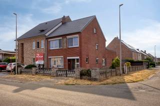 Halfopen woning op toplocatie in centrum van Maasmechelen.<br />Het huis staat op een hoekperceel van 4a 8ca en beschikt over een oprit aan de voorkant en aan de rechterzijde met toegang tot een inpandige garage.<br /><br />De woning wordt verwarmd via centrale verwarming op aardgas, waarvan de ketel in 2018 werd geplaatst.<br />In 2020 werd de woning voorzien van een nieuw zadeldak met bijhorende dakisolatie en dakgoten.<br />De raampartijen zijn van aluminium en zijn, samen met de voordeur, uitgerust met rolluiken. De veranda en de aansluitende deuren zijn van pvc.<br /><br />Indeling:<br />De leefruimte bevindt zich vooraan de woning en is voorzien van een schouw en sluit aan op de eetkamer en de ruime keuken.<br />Vanuit de keuken heb je toegang tot de veranda aan de achterkant en de inkomhal met vaste trappen naar de kelder en de eerste verdieping.<br />De veranda omvat een grote ruimte, is aangesloten op de inpandige garage en heeft toegang tot de tuin en de oprit via de zijdeur.<br />Op de eerste verdieping bevinden er zich drie slaapkamers en één badkamer die allemaal toegankelijk zijn via de nachthal.<br /><br />De stedenbouwkundige inlichtingen zijn in aanvraag.<br />Contacteer ons voor inzage in de attesten, bouwplannen en documenten m.b.t. de regularisatie.