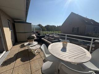 In de rustige en gegeerde Vuurtorenwijk (Opex) in Oostende vinden we dit bijzonder verzorgde en lichtrijke duplexappartement, gelegen in een kleinschalige residentie.<br /><br />Het appartement is perfect onderhouden en biedt een aangename combinatie van ruimte, comfort en gezelligheid.<br /><br />De lichtrijke leefruimte sluit mooi aan op de open keuken, waardoor een aangename en hedendaagse leefomgeving ontstaat. Vanuit de living heeft u rechtstreeks toegang tot het zonnige terras, een heerlijke plek om te genieten van de buitenlucht en de zon.<br /><br />Op deze verdieping bevinden zich verder een apart toilet en een praktische berging in de gang.<br /><br />De bovenverdieping omvat twee ruime slaapkamers, ideaal voor een gezin, koppel of wie graag over een extra kamer beschikt. Daarnaast is er een verzorgde badkamer met ligbad voorzien van douchefunctie en een praktisch wasmeubel.<br /><br />Een extra troef is de afzonderlijke berging op de bovenverdieping, voorzien van aansluiting voor de wasmachine.<br /><br />Het appartement verkeert in een uitstekend verzorgde en perfect onderhouden staat.<br /><br />Een zeer mooi, lichtrijk en instapklaar duplexappartement met een aangenaam zonnig terras, gelegen in een rustige en geliefde omgeving van Oostende. Een ideale woonplek voor wie comfort, ruimte en een verzorgde uitstraling weet te waarderen.<br /><br />Beschikbaar vanaf 01/12/2026. <br /><br />