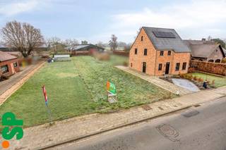 Bouwgrond voor halfopen bebouwing op toplocatie in Geel (Larum)Mooi gelegen bouwgrond voor halfopen bebouwing met een totale oppervlakte van 608 m²...