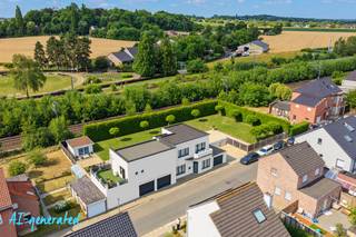 <p>Op een <strong>centrale ligging in Wilsele</strong> vindt u deze ruime en veelzijdige woning, ideaal voor wie comfortabel wil wonen met alle voorzieningen binnen handbereik.<br /><br />De woning onderscheidt zich door haar <strong>ruime en flexibele indeling</strong>. In de huidige toestand beschikt ze over <strong>drie volwaardige slaapkamers, met de mogelijkheid tot zes slaapkamers te creëren</strong>. De leefruimte bevindt zich op de eerste verdieping en biedt een aangename woonbeleving. De gelijkvloerse verdieping leent zich perfect voor een <strong>zelfstandige activiteit, praktijk of kantoor aan huis</strong>, maar kan evengoed worden ingericht als bijkomende leef- of slaapruimte.<br /><br />De woning werd de voorbije jaren grondig aangepakt. Zo werden de <strong>keuken en vloeren volledig vernieuwd in 2025</strong>. Ook de ramen, leidingen en zekeringskast werden vernieuwd, terwijl de gevel in 2024 een schilderbeurt kreeg. Dankzij de <strong>acht airco-units voor verwarming en koeling</strong> geniet u het hele jaar door van een aangenaam binnenklimaat.<br /><br />Daarnaast beschikt de woning over een kelder en een <strong>ruime garage met plaats voor vier wagens</strong>, ideaal als hobbyruimte, atelier of extra opslagruimte.<br /><br />Naast de woning bevindt zich <strong>een lot bouwgrond</strong>. Afhankelijk van de plannen die worden ingediend bij stad Leuven, is er potentieel voor een halfopen of open bebouwing, wat het geheel ook vanuit ontwikkelingsperspectief bijzonder interessant maakt. Achter deze bouwgrond bevindt zich nog een <strong>bijkomend stuk tuin</strong>, dat via een <strong>levenslang huurcontract met de NMBS aan €300 per jaar</strong> wordt gebruikt.</p>