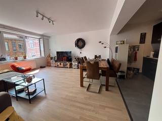 <p>Vous souhaitez vivre dans un logement spacieux, à proximité du centre-ville, des transports en commun et de nombreuses commodités ? Alors nous avons exactement ce qu'il vous faut. <br />Nous vous proposons un appartement de deux chambres situé au deuxième étage de l'immeuble, avec terrasse. L'appartement n'est pas meublé, mais le locataire souhaite laisser quelques meubles ; cela peut donc être discuté. Disponible à partir du 1er octobre 2026.</p><p><strong>Loyer : 1 250,00 EUR + 100,00 EUR de charges (eau privative comprise) + chauffage et électricité à souscrire séparément. </strong><strong><br />Vous souhaitez visiter les lieux ? C'est possible ! Contact : verhuur@connect-immo.be </strong></p>