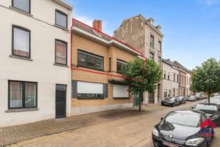 <p>Ben je op zoek naar een volledig vernieuwd appartement met 3 (mogelijks 5) slaapkamers, zonnig terras en ruime zolder in Aalst? Gevonden!</p>
<p>In het centrum van Aalst, in een rustige eenrichtingsstraat en op wandelafstand van winkels, scholen en openbaar vervoer, bevindt zich dit instapklare appartement op de eerste verdieping. Met een bewoonbare oppervlakte van 118 m² combineert deze eigendom ruimte, comfort en een uitstekende ligging.<br />De grootste troeven? Een gunstig EPC-label B dankzij de nieuwe condensatieketel en het hoogrendementsglas, een volledig vernieuwde en conforme elektrische installatie, een zonnig terras van 15m², een uitzonderlijk ruime zolder van 100m² én geen maandelijkse syndicuskosten!</p>
<p>De indeling is bijzonder praktisch: via de inkomhal met apart toilet kom je terecht in de ruime en lichtrijke leefruimte met grote raampartijen die zorgen voor een aangename sfeer doorheen de dag. Hier bevindt zich de stijlvolle open keuken met centraal eiland, volledig uitgerust met nieuwe BOSCH-toestellen met een rechtstreeks toegang tot het zonnige terras van 15 m². Verder beschikt het appartement over drie volwaardige slaapkamers, een moderne badkamer met ruime inloopdouche &amp; dubbel lavabomeubel en een praktische was- en berging. Tot slot is er een uitzonderlijk ruime zolder van maar liefst 100 m² die perfect dienst kan doen als extra slaapkamers, opslag- of hobbyruimte. Op het gelijkvloers bevindt zich bovendien een ruime gemeenschappelijke inkomhal met plaats voor fietsen of kinderwagen, aangevuld met een gemeenschappelijke kelderruimte.</p>
<p>Ben je op zoek naar een ruim, energiezuinig en volledig vernieuwd appartement op een topligging in Aalst? Contacteer ons vandaag nog voor een bezoek en ontdek zelf alle troeven van deze instapklare eigendom!</p>