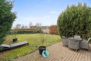 Dit gelijkvloers appartement is rustig gelegen in een doodlopende straat nabij het centrum van Evergem, op wandel- en fietsafstand van...