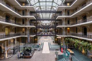Instapklare <strong>kantoorruimte van 348 m² </strong>te huur op een toplocatie in het hart van Brussel, met uitstekende bereikbaarheid.<br />De ruimte maakt deel uit van het iconische Tour &amp; Taxis, Koninklijk Pakhuis, een karaktervol en volledig gerenoveerd kantoorgebouw waar erfgoed en modern werkcomfort samenkomen.<br /><br />Het gebouw werd recent verder geoptimaliseerd met duurzame en hoogwaardige voorzieningen zoals <strong>zonnepanelen en HVAC</strong>. De lucht wordt volledig 5 keer per uur ververst, wat zorgt voor een constant gezond binnenklimaat. Daarnaast zijn in elke module sensoren geïnstalleerd die de luchtvochtigheid en <strong>CO₂-niveaus meten</strong>. De liften en automatische deuren zijn bovendien uitgerust met digitale toegangscontrole.<br /><br />Gebruikers genieten daarnaast van extra troeven zoals vernieuwde sanitaire blokken, douches en een beveiligde fietsenstalling.<br /><br />Dankzij de strategische ligging aan de toegangspoort van de volledige Tour &amp; Taxis-site bevinden alle voorzieningen zich binnen handbereik: een ruim aanbod aan restaurants, winkels, sportfaciliteiten, een representatieve onthaalfunctie en een kinderdagverblijf zorgen voor een complete en dynamische werkomgeving.<br /><br />Contacteer<strong> PANORAMA B2B</strong> voor meer informatie, plannen of een vrijblijvend bezoek via <strong>0477 09 00 09.</strong>