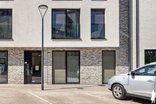 <p><strong>GLV APP met 2 SLK, terras & tuintje in centrum OLVW.</strong><br /><br />Ontdek dit gunstig gelegen en recent appartement op de gelijkvloerse verdieping, in het hart van Onze-Lieve-Vrouw-Waver. <br />Dankzij de combinatie van comfort, energiezuinigheid en een centrale ligging is dit appartement ideaal voor starters, jonge gezinnen, koppels die volledig gelijkvloers willen wonen of als investering.<span></span></p>
<p>Het appartement bevindt zich op wandelafstand van winkels, scholen en openbaar vervoer, waardoor alle dagelijkse voorzieningen vlot bereikbaar zijn.</p>
<p>Binnenin beschikt het appartement over <strong>twee slaapkamers, </strong>een apart toilet en een moderne badkamer, uitgerust met zowel een <strong>inloopdouche als ligbad</strong>. De volledig uitgeruste open keuken is voorzien van kwalitatieve toestellen en voldoende kastruimte en sluit mooi aan op de ruime en lichtrijke leefruimte. Daarnaast is er een praktische interne berging met aansluiting voor wasmachine en droogkast.</p>
<p>Vanuit de leefruimte heeft u rechtstreeks toegang tot een <strong>ruim terras van ca. 35 m²</strong>, met aansluitend een gezellig <strong>privatief tuintje</strong>. <br /><br />Ook op energetisch vlak scoort het appartement uitstekend met een <strong>EPC-label A</strong> en energiezuinige <strong>vloerverwarming</strong>.</p>
<p>Het appartement maakt deel uit van een <strong>kleinschalig appartementsgebouw met lift</strong>. <br />De lift biedt toegang tot de ondergrondse parkeergarage, waar zich een <strong>autostaanplaats en individuele kelderberging </strong>bevinden<strong>, beide inbegrepen in de verkoopprijs</strong>. Daarnaast is er op het gelijkvloers ook nog een gemeenschappelijke overdekte fietsenstalling.</p>
<p><strong>Extra troef:</strong> optioneel kan een <strong>tweede autostaanplaats met bijhorende berging</strong> worden aangekocht (<strong>prijs overeen te komen</strong>).</p>
<p>Kortom: een comfortabel en energiezuinig appartement met buitenruimte, gelegen op een rustige én centrale locatie.</p>
<p>Neem vandaag nog telefonisch contact met ons op of mail naar <strong>keerbergen@deboerenpartners.be</strong> voor meer informatie of om een bezichtiging in te plannen.</p>