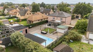 <h2><span>Ruime, instapklare villa met zwembad in rustige doodlopende straat</span></h2><p><span>In een rustige en groene woonomgeving, aan het einde van een doodlopende straat in Oostmalle, bevindt zich deze ruime en uitstekend onderhouden open bebouwing op een perceel van ca. </span><span>800 m²</span><span>. Met een bewoonbare oppervlakte van ca. </span><span>245 m²</span><span>, vier slaapkamers, een verwarmd zwembad en een bijzonder veelzijdige indeling biedt deze woning heel wat wooncomfort en privacy.</span></p><p><span>Bij het betreden van de woning komen we binnen in een ruime inkomhal met rechtstreekse toegang tot de leefruimtes. Een bijzondere troef is de aanwezigheid van </span><span>twee afzonderlijke leefruimtes</span><span>, waardoor de woning zich uitstekend leent voor een groot gezin, thuiswerk of de combinatie wonen en vrij beroep.</span></p><p><span>De vernieuwde en volledig uitgeruste leefkeuken vormt het hart van de woning en sluit mooi aan op de lichtrijke veranda. Dankzij de grote glaspartijen geniet u hier volop van het zicht op de verzorgde, volledig omheinde tuin en het zwembad.</span></p><p><span>Verder vinden we op het gelijkvloers een praktische wasplaats/berging, een afzonderlijke bureauruimte en een ruime inpandige garage.</span></p><p><span>Op de eerste verdieping bevinden zich </span><span>vier volwaardige slaapkamers</span><span> en een verzorgde badkamer voorzien van zowel ligbad als douche. De vloeren op deze verdieping werden recent vernieuwd. Een afzonderlijk toilet vervolledigt deze verdieping. Daarnaast beschikt de woning over een zolder die bijkomende bergruimte en verdere mogelijkheden biedt.</span></p><p><span>Ook buiten is het bijzonder aangenaam vertoeven. De afgesloten tuin biedt veel privacy en beschikt over een </span><span>verwarmd zwembad</span><span>, ideaal om tijdens de warmere maanden volop van het buitenleven te genieten.</span></p><p><span>Ook op energetisch vlak werd verder geïnvesteerd. Het bestaande EPC bedraagt </span><span>191 kWh/m²</span><span>, maar dateert van vóór de meest recente energetische verbeteringen. Sindsdien werden door de huidige eigenaars </span><span>bijkomende zonnepanelen en thuisbatterijen</span><span> geplaatst. Hierdoor is de woning vandaag energetisch verder geoptimaliseerd en kan het actuele energieprestatieniveau gunstiger zijn dan het bestaande EPC doet vermoeden.</span></p><p><span>Verder beschikt de woning onder meer over dubbele beglazing, centrale verwarming, vloerverwarming en rolluiken. De woning is bovendien asbestveilig.</span></p><h3><span>Troeven</span></h3><ul><li><span>Zeer rustige ligging in een </span><span>doodlopende straat</span></li><li><span>Open bebouwing op ca. </span><span>800 m²</span></li><li><span>Ca. </span><span>245 m² bewoonbare oppervlakte</span></li><li><span>4 ruime slaapkamers</span></li><li><span>Twee afzonderlijke leefruimtes</span></li><li><span>Vernieuwde leefkeuken</span></li><li><span>Lichtrijke veranda met zicht op de tuin</span></li><li><span>Recent vernieuwde vloeren op de verdieping</span></li><li><span>Verwarmd zwembad</span></li><li><span>Volledig omheinde tuin met veel privacy</span></li><li><span>Garage, bureau, wasplaats/berging en zolder</span></li><li><span>Zonnepanelen aangevuld met </span><span>extra zonnepanelen en thuisbatterijen</span></li><li><span>Bestaand EPC van 191 kWh/m², opgemaakt vóór de recentste energetische investeringen</span></li><li><span>Vloerverwarming en rolluiken</span></li><li><span>Asbestveilige woning</span></li><li><span>Geen renovatieverplichting volgens het bestaande EPC</span></li><li><span>P-score A en G-score A</span></li></ul><p><span>Een ruime en verzorgde gezinswoning waar </span><span>rust, ruimte, energiezuinigheid en buitenleven</span><span> mooi samenkomen, op korte afstand van het centrum van Oostmalle.</span></p>
