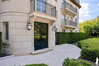 <p><strong>Op wandelafstand van het centrum Brasschaat, gelijkvloers villa-appartement (ca. 219 m²) met riant terras van ca. 48m²gelegen in Donkshof. Een realisatie van Costermans Projecten. <br /></strong><br /><strong><u>Indeling<br /></u></strong><br />- <strong>Inkomhal</strong> op beige tegels met gastentoilet en <strong>ingemaakte vestiairekast.</strong><br />- Via een glazen deur betreedt men de <strong>royale</strong> en lichtrijke <strong>leefruimte</strong> (ca. 86 m²) op parketvloer en een mooie plafondhoogte. Deze ruimte is opgedeeld in een zit -en eetgedeelte. De living is voorzien van airco.<br />- Het sfeervolle eetgedeelte biedt voldoende ruimte voor een royale eettafel.<br />- Het zitgedeelte beschikt over gas openhaard met fraaie marmeren schouw en biedt toegang tot het privatieve <strong>terras</strong> (ca. 48 m²). Het terras op natuursteen is deels overdekt én deels open én voorzien van wandverlichting, buitenkraantje én automatische zonneschermen.</p>
<p>- <strong>Gesloten </strong><strong>eetkeuken</strong> (ca. 22 m²), voorzien van een centraal keukeneiland met dubbele gootsteen, barzitgedeelte (3p) en alle inbouwapparatuur: o.a. Miele-vaatwasser, Atag combi-oven, Miele inbouwkoffiemachine, Atag kookvuur en geïntegreerde Atag friteuse. Ingebouwde muziek.<br /><br />- Nachthal geeft toegang tot twee royale en lichtrijke slaapkamers, elk met eigen badkamer.<br />- Hoofdslaapkamer bestaande uit slaapkamer (ca. 23 m²) op parketvloer en voorzien van airco, aparte <strong>dressing</strong> (ca. 12 m²) en ensuite badkamer (14,5 m²) afgewerkt met beige natuurstenen tegels en voorzien van een ingewerkt ligbad, dubbel lavabomeubel met mengkranen en hangtoilet. Eveneens muziek aanwezig. <br />- <strong>Tweede slaapkamer</strong> (ca. 19 m²) eveneens op parketvloer, met aanpalende douchekamer voorzien van lavabomeubel, hangtoilet en douche in natuurstenen mozaïek, hoofddouche en zijsproeiers. Aansluitend bevindt zich de <strong>wasplaats</strong> en de achterliggende technische ruimte.<br />- Ondergrondse <strong>Dubbele garagebox</strong> met plaats voor twee wagens en voorzien van automatische sectionaalpoort.<br /><br /><strong><u>Algemeen<br /></u></strong>- Perfect onderhouden appartement, voorzien van een hoogwaardige afwerking.<br />- Volledig omheinde gemeenschappelijke en volgroeide tuin.<br />- Verwarming op gas (ATAG-installatie), aparte 200L boiler.<br />- Het volledige appartement is voorzien van vloerverwarming (individueel regelbaar per kamer) en extra sierradiatoren in de badkamers.<br />- Bticino video – en parlofoon aanwezig.<br />-Domotica Bticino My Home : lichtsturing in leefruimte en ouderslaapkamer<br />- Veiligheidsdeur.<br />- Alarminstallatie: contactpunten op ramen en deuren en bewegingsdetectie in living en hal. <br />- Automatische toegangspoort :zowel vanaf het wandelpad als vanaf de oprit.<br />- Lift aanwezig<br />- Schillemans parketvloeren<br />- Interhaus keuken<br />- Torfheide tuinaanleg <br />- INCLUSIEF MEUBELEN excl. hoekkastje<br />- De maandelijkse lasten zijn <span>inclusief het aandeel </span>in de opbouw van het reservekapitaal. <br />*Stedenbouwkundige inlichtingen in aanvraag</p>