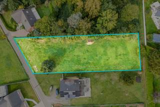 Overijse: mooie bouwgrond met een oppervlakte van ± 1.956 m², een breedte van ± 24,6 m en een diepte van ± 80 m. Het perceel is rustig gelegen, vlak bij het centrum van Overijse en een bushalte, en wordt omgeven door natuur en landbouwgrond. Een mooie combinatie van rust, groen en een vlotte bereikbaarheid.Op het perceel kan een vrijstaande eengezinswoning worden gebouwd met een maximale bouwbreedte van 16 m. De woning mag bestaan uit twee bouwlagen, met een maximale bouwdiepte van 15 m en een maximale bebouwde oppervlakte van 180 m². Er dient een minimale afstand van 4 m te worden gehandhaafd ten opzichte van de rechter perceelsgrens. De voorziene rooilijn bevindt zich op 5 m uit de as van de weg.Vastgoedinformatie:Overstromingsgebied: nee Bouwvergunning: ja (2003)Verkavelingsvergunning: nieuwe, niet-vervallen verkaveling Referentie: 23062_2010_5483 Bovenstaande bouwvoorschriften en informatie zijn indicatief en worden slechts rechtsgeldig na het verkrijgen van de nodige vergunningen. Interesse in deze prachtig gelegen bouwgrond? Neem contact op met WE INVEST OVERIJSE via 02/455.20.35 of overijse@weinvest.be voor meer informatie of een bezichtiging. Niet-contractuele advertentie, onder voorbehoud van wijzigingen. Afmetingen zijn indicatief.
