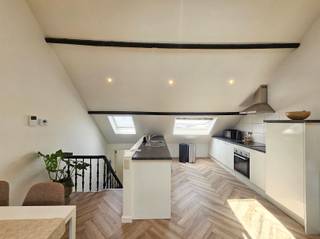 Instapklaar appartement met 1 slaapkamer. Dit appartement is gelegen op de derde verdieping van een voormalig herenhuis en is zeer centraal gelegen...