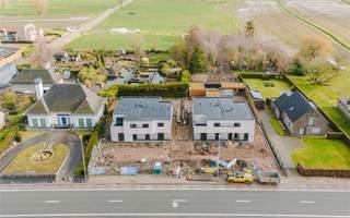 <p><span>JOURNÉE DE TRAVAIL OUVERTE SAMEDI 29/11 - 10h00-12h00 - Bienvenue !</span></p><p><span> </span></p><p><span>Nouveau projet de construction VOORHOUT - Kemzeke (Stekene)</span></p><p><span>A Voorhout (Stekene),</span><span> un projet de petite envergure et élégant est en cours de réalisation avec </span><span>8 appartements modernes</span><span>. </span></p><p><span>Quelques atouts en bref :</span></p><ul><li><span>Appartements confortables et économes en énergie</span></li><li><span>Hall d'entrée privé - </span><span>pas de frais communs</span></li><li><span>Pompe à chaleur air/eau + ventilation D + panneaux solaires</span></li><li><span>Possibilité d'achat d'un carport ou d'une place de parking</span></li><li><span>Achat possible en dessous de 6% de TVA !</span></li><li><span>Emplacement facile d'accès</span></li></ul><p><span>#</span><span>Grâce à une conception bien pensée, vous profiterez d'un </span><span>environnement de vie confortable et économe en énergie,</span><span> parfaitement adapté aux besoins d'aujourd'hui.</span></p><p><span>Chaque appartement dispose d'une </span><span>entrée privée</span><span> et d'un </span><span>abri pour voiture</span><span> (à acheter séparément).</span></p><p><span>Avantage supplémentaire : il </span><span>n'y a pas de frais communs</span><span>. De plus, vous choisissez vous-même les </span><span>finitions</span><span>, de sorte que votre nouveau logement reflète pleinement votre style et vos souhaits.</span></p><p><span>L'emplacement est particulièrement favorable : vous vivez </span><span>dans un endroit facilement accessible</span><span>, avec des magasins, des écoles et des routes de liaison à proximité immédiate, tout en bénéficiant d'une </span><span>vue rurale paisible</span><span> à l'arrière.</span></p><p><span>Ce projet est idéal pour les personnes à la recherche d'une </span><span>maison de haute qualité et économe en énergie</span><span> ou d'un </span><span>investissement intéressant</span><span> dans un endroit bien situé.</span></p><p><span> </span></p><p><span>Vous souhaitez plus d'informations ? Prenez rapidement contact avec Axel Lenaerts Waasland pour un rendez-vous ! </span></p><p><span> </span></p>