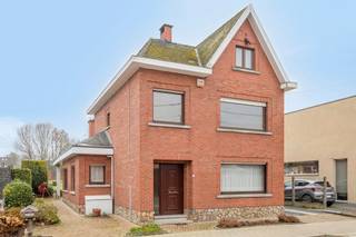 Deze te renoveren 4-gevelwoning, gelegen in de Affligemstraat 75 te Ternat, biedt een uitstekende basis voor wie op zoek is naar ruimte, licht...