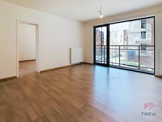 <strong>EVERE, vlakbij de NAVO, dicht bij openbaar vervoer en winkels, bestaat dit mooie ONBEMEUBELDE appartement van ± 63 m² uit: een hal met apart toilet, een woonkamer met toegang tot het balkon van ± 15 m², een open, volledig ingerichte keuken (koelkast, vaatwasser, kookplaten, afzuigkap), een slaapkamer van ±15 m², een badkamer (ruimte voor wasmachine en droger), evenals een kelder en een inbegrepen parkeerplaats. Nutsvoorzienningen : 100 €/maand (gemeenschappelijke kosten). EPC B+. Afmetingen ter indicatie.</strong><br /><br /><span>Op de 1e verdieping</span> :<br />
<ul>
<li>Entreehal en apart toilet</li>
<li>Woonkamer van ± 25 m²</li>
<li>Open, volledig ingerichte keuken (koelkast, vaatwasser, kookplaten, afzuigkap)</li>
<li>Slaapkamer van ± 15 m²</li>
<li>Badkamer (bad, dubbele wastafel, ruimte voor wasmachine en droger)</li>
<li>Balkon van ±15 m²</li>
</ul>
Kelder nr. 119<br />Overdekte parkeerplaats nr. 119 <br />Fietsenstalling – Afvalruimte<br />Vaste kosten: 100 €/maand (gemeenschappelijk)<br /><br /><span>Diverse kosten</span> : <br />Inventaris bij intrek: 181,50 € <br />Eenmalige verhuiskosten: 100 €<br />Afstand van verhaal 100 €/jaar